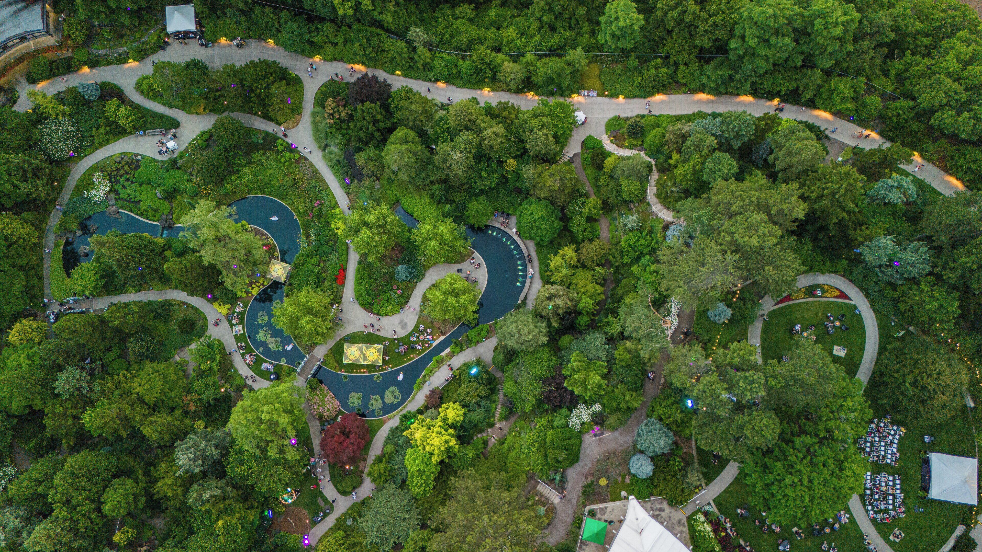 Vista aèria d'un parc amb camins sinuosos, una bassa central i diverses zones d'estar.