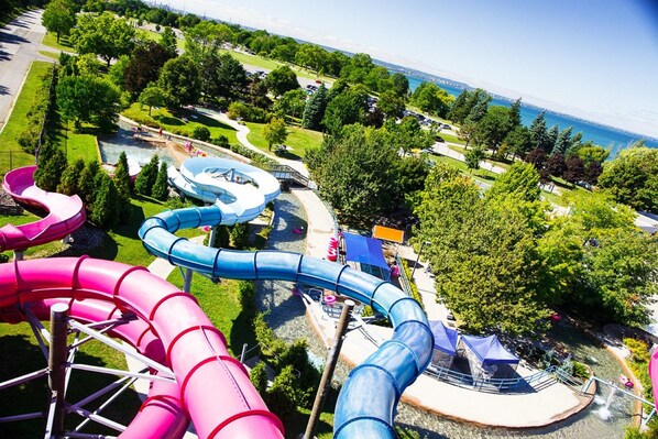 A water park with multiple slides and a view of the ocean. - Holiday Inn Express Hamilton Upper James by IHG (Hamilton)