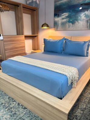 4 slaapkamers, een strijkplank/strijkijzer, reisbedje, gratis wifi