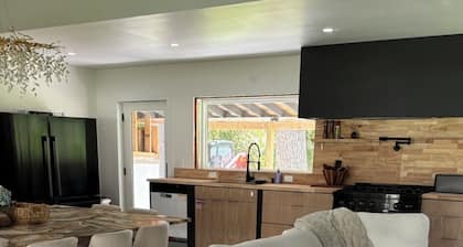 Modern 4-Bedroom Home Charming Ocala w/ Self Checkin, WiFi, AC, & Spacious Yard