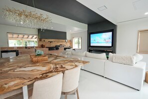 Unclassified image, 3 of 58, button