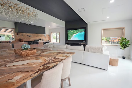 Interior. Sleeps 8•Modern Ocala Retreat•Near Springs•Family Friendly•Downtown•The Getaway