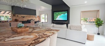 Modern 4-Bedroom Home Charming Ocala w/ Self Checkin, WiFi, AC, & Spacious Yard