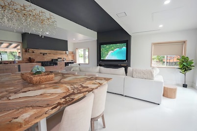 Modern 4-Bedroom Home Charming Ocala w/ Self Checkin, WiFi, AC, & Spacious Yard