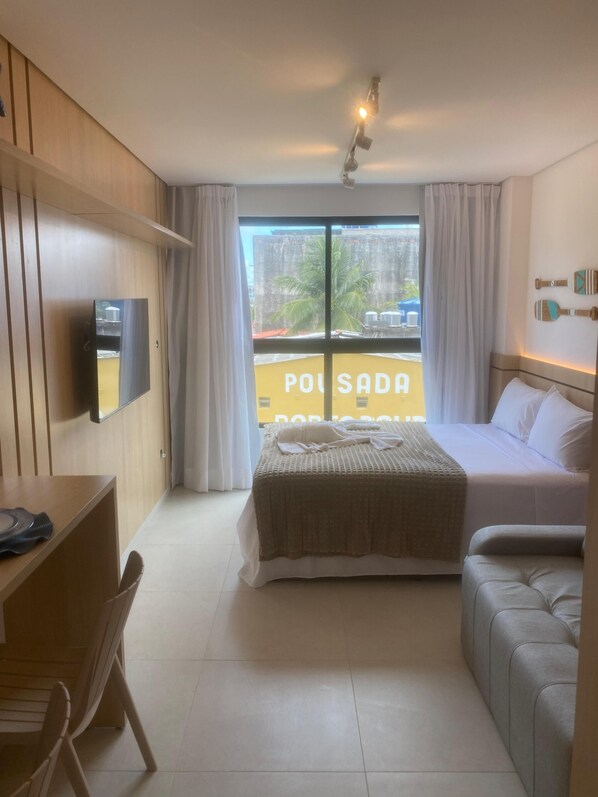 Skrivebord for bærbar PC og wi-fi (inkludert)