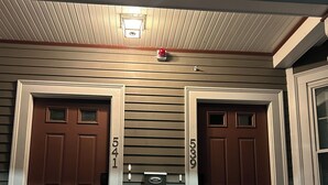 A house entrance with two brown doors, numbered 514 and 519, and a mailbox above. - Harvard, B.U. M.I.T. Fenway Park convenient comfortable & spacious 3BR apartment (Cambridge)