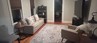 Harvard, B.U. M.I.T. Fenway Park convenient comfortable & spacious 3BR apartment