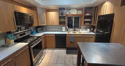 Harvard, B.U. M.I.T. Fenway Park convenient comfortable & spacious 3BR apartment
