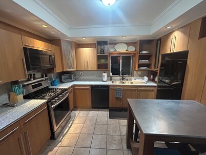 Harvard, B.U. M.I.T. Fenway Park convenient comfortable & spacious 3BR apartment