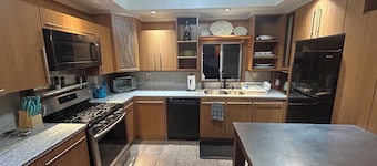 Harvard, B.U. M.I.T. Fenway Park convenient comfortable & spacious 3BR apartment