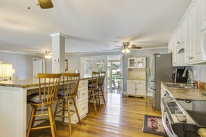 Fridge, microwave, oven, stovetop - Walk to Marina! Prosperity Home w/ Screened Porch (Prosperity)