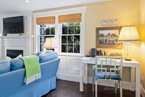 Tv, eldstad och böcker