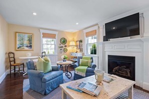 Tv, eldstad och böcker