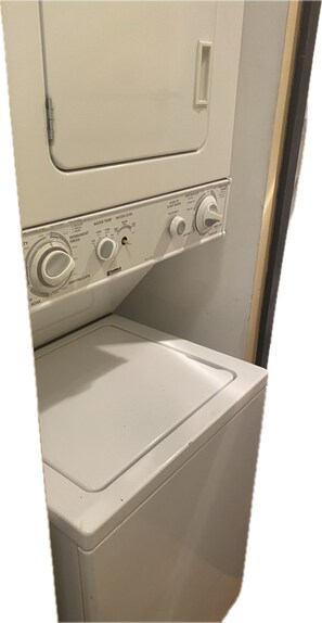 Vue de face d’un lave-linge, avec ses boutons de commande et sa porte.