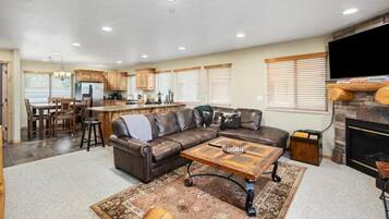 TV connectée, cheminée, jeux vidéo, lecteur de DVD