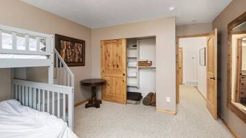 3 chambres, coffres-forts dans les chambres, fer et planche à repasser