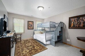 3 Schlafzimmer, Zimmersafe, Bügeleisen/Bügelbrett, Reisekinderbett