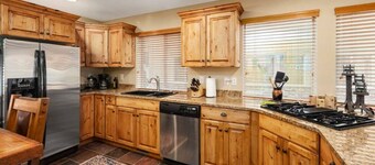 Timberline Condo at Moose Hollow, end unit w/ full windows, steps from hot tub 