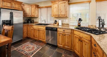 Timberline Condo at Moose Hollow, end unit w/ full windows, steps from hot tub