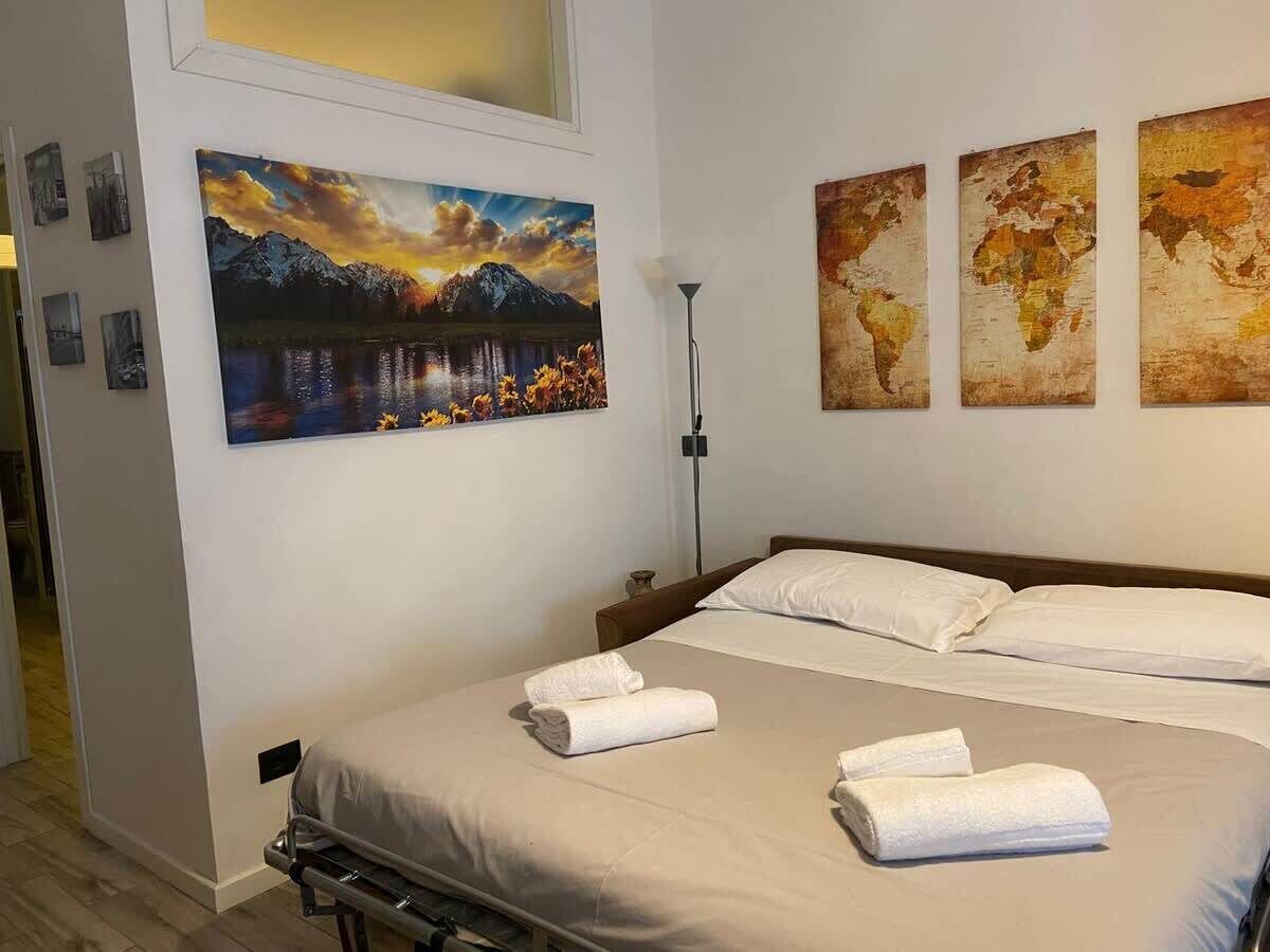 Fer et planche à repasser, lit parapluie, Wi-Fi gratuit, draps fournis