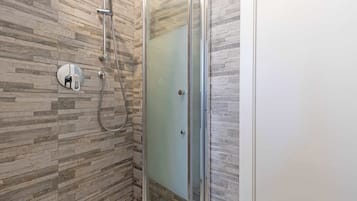 Doccia, asciugacapelli, shampoo