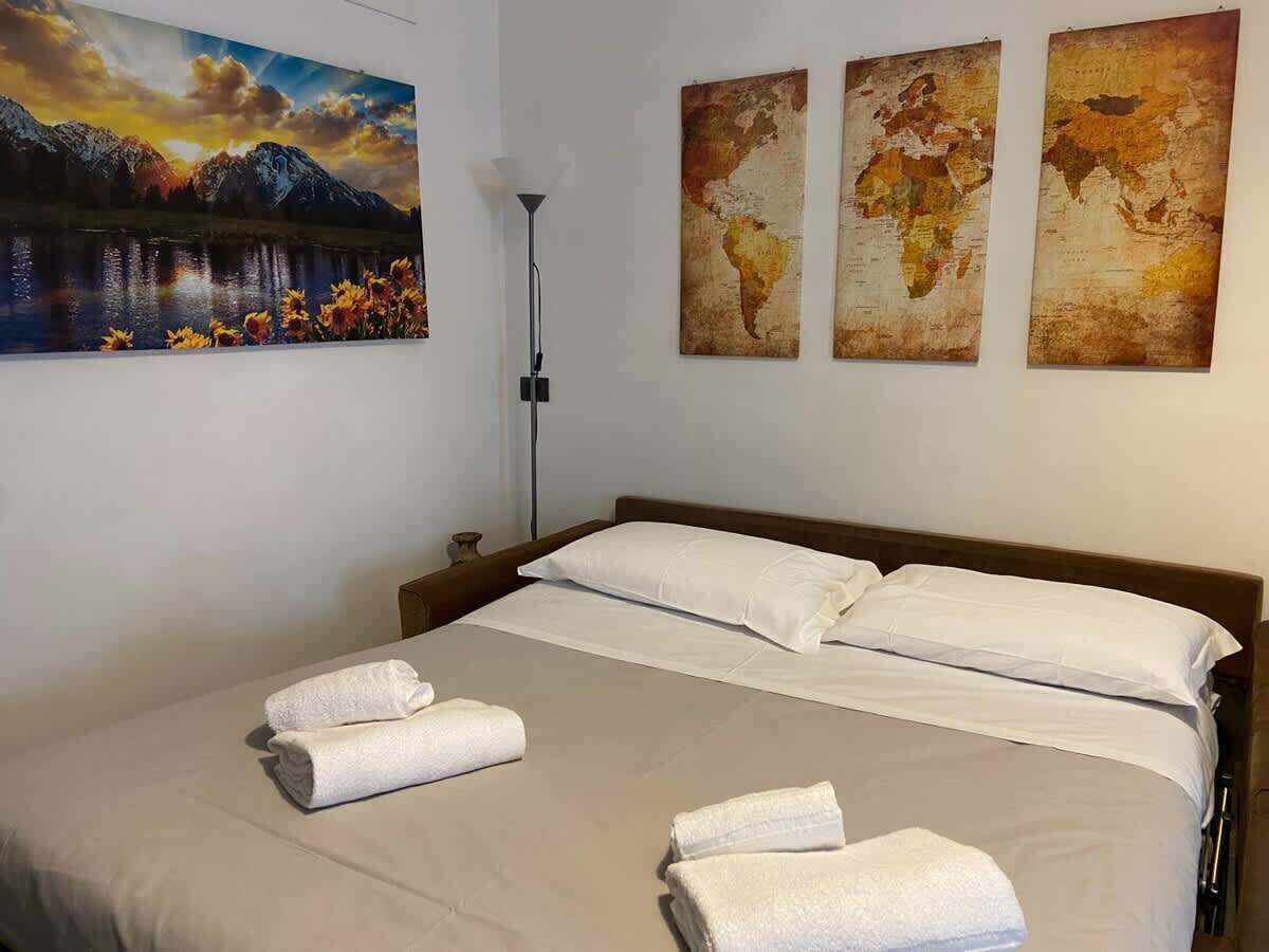 Fer et planche à repasser, lit parapluie, Wi-Fi gratuit, draps fournis