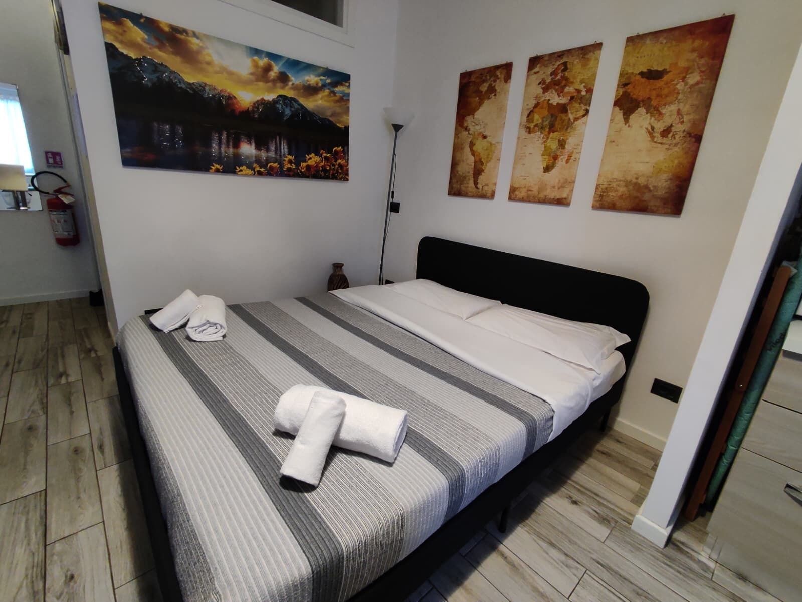 Fer et planche à repasser, lit parapluie, Wi-Fi gratuit, draps fournis