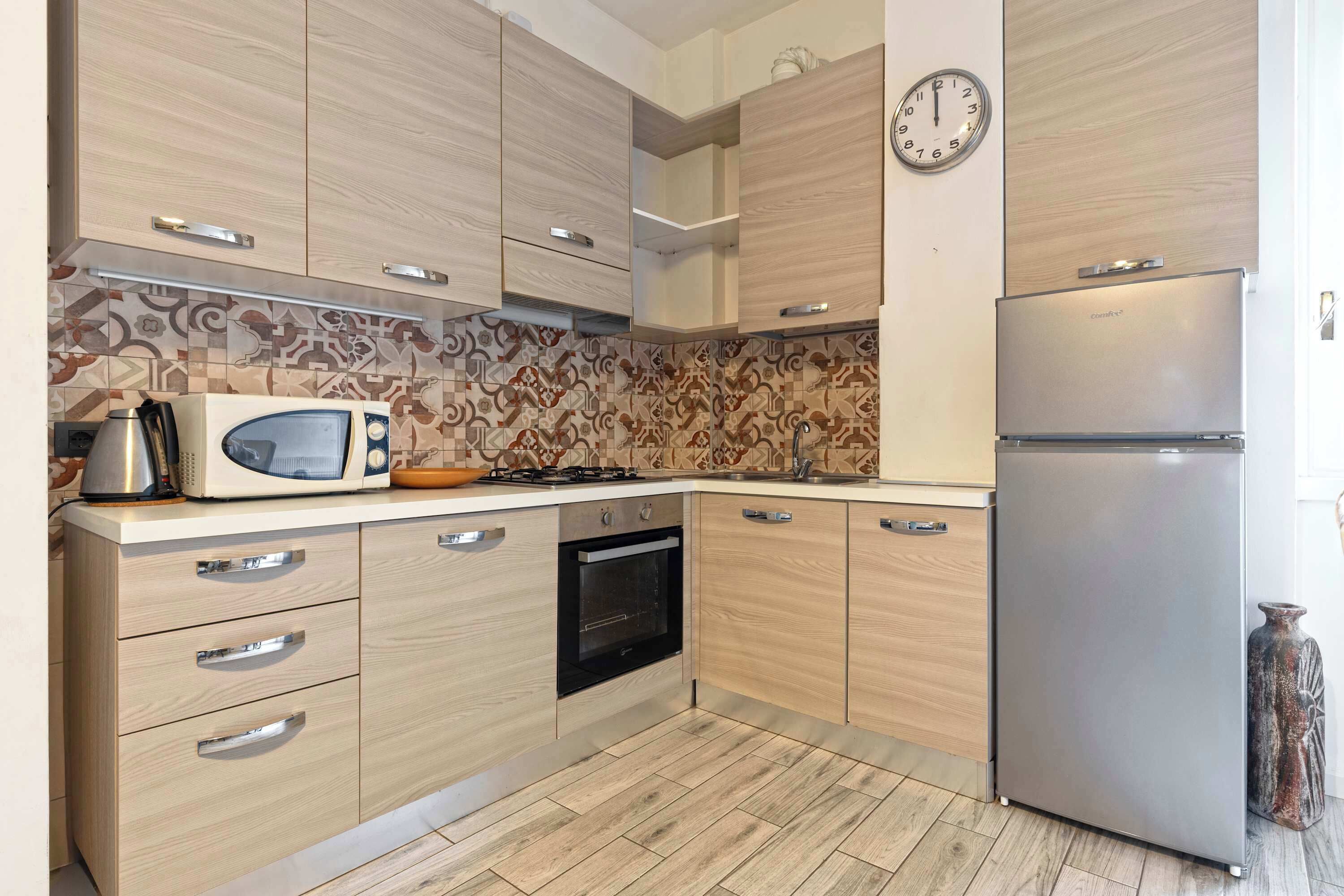 Kühlschrank, Mikrowelle, Ofen, Herdplatte