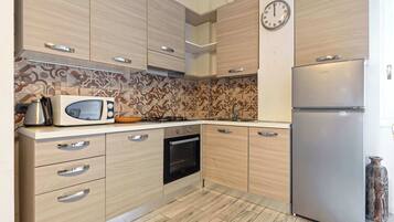 Kühlschrank, Mikrowelle, Ofen, Herdplatte