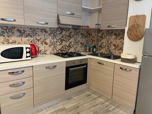 Jääkaappi, uuni, liesi, keittoastiat/astiat/ruokailuvälineet