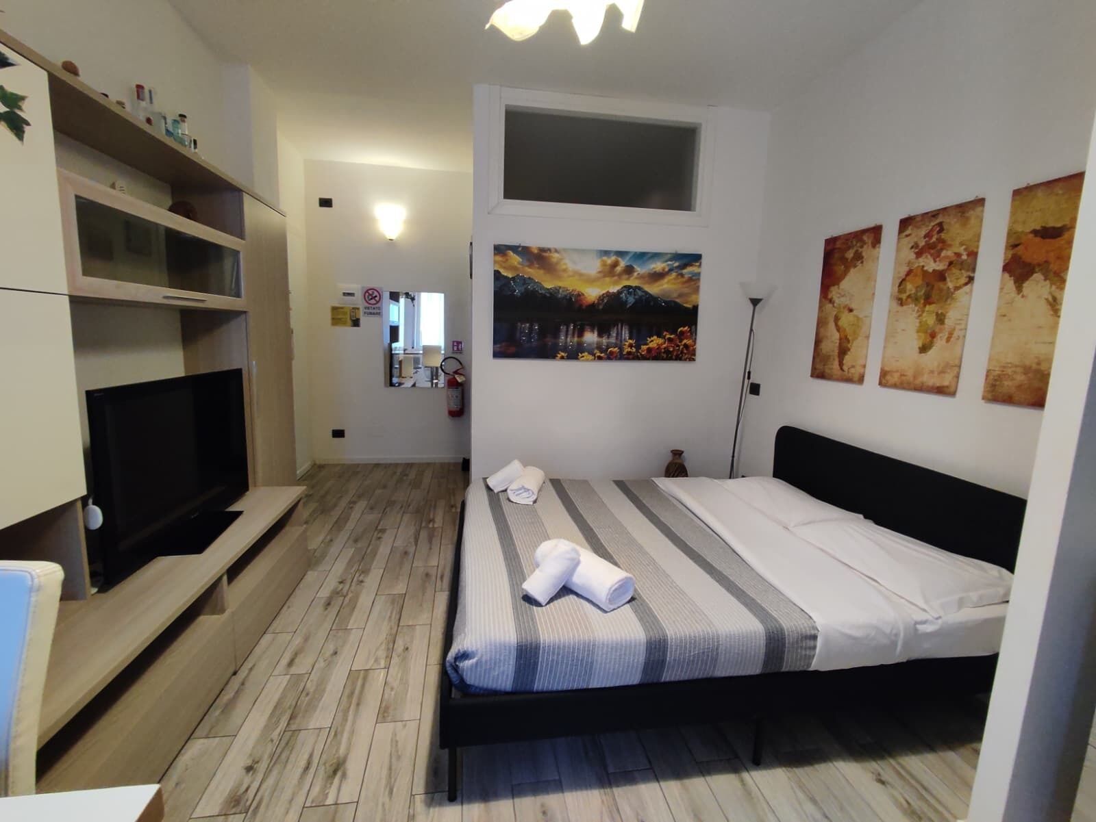 Fer et planche à repasser, lit parapluie, Wi-Fi gratuit, draps fournis