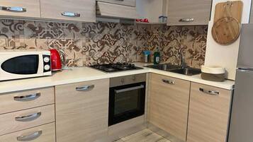 Frigorifero, microonde, forno, piano cottura