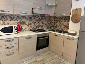 Kühlschrank, Mikrowelle, Ofen, Herdplatte