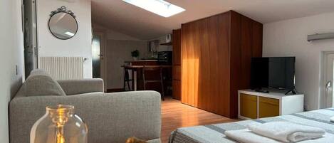 1 habitación, tabla de planchar con plancha, wifi gratis y ropa de cama