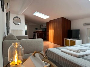 Tabla de planchar con plancha, cuna de viaje, wifi gratis y ropa de cama