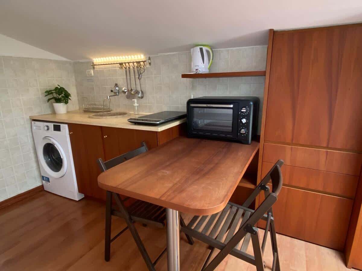 Kühlschrank, Mikrowelle, Herdplatte, Kochgeschirr/Geschirr/Besteck