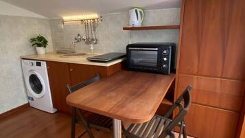 KĂŒhlschrank, Mikrowelle, Herdplatte, Kochgeschirr/Geschirr/Besteck