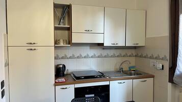 Frigorifero, forno, piano cottura, pentole/stoviglie/utensili