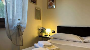 Bügeleisen/Bügelbrett, Reisekinderbett, kostenloses WLAN, Bettwäsche