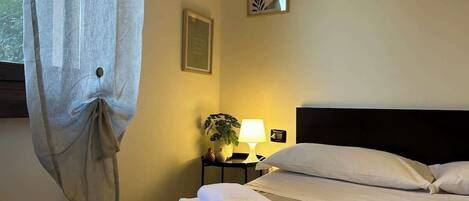 1 habitación, tabla de planchar con plancha, wifi gratis y ropa de cama