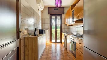 KĂŒhlschrank, Mikrowelle, Ofen, Herdplatte