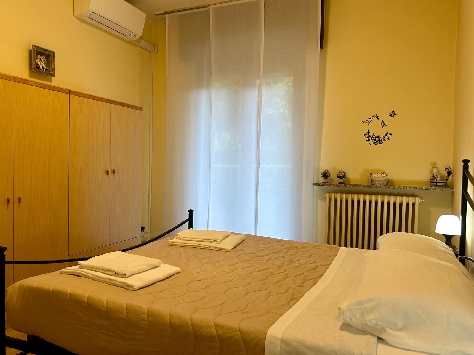 Een strijkplank/strijkijzer, gratis wifi, beddengoed