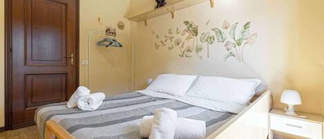 2 makuuhuonetta, silitysrauta/-lauta, ilmainen Wi-Fi, vuodevaatteet