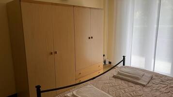 Tabla de planchar con plancha, wifi gratis, ropa de cama