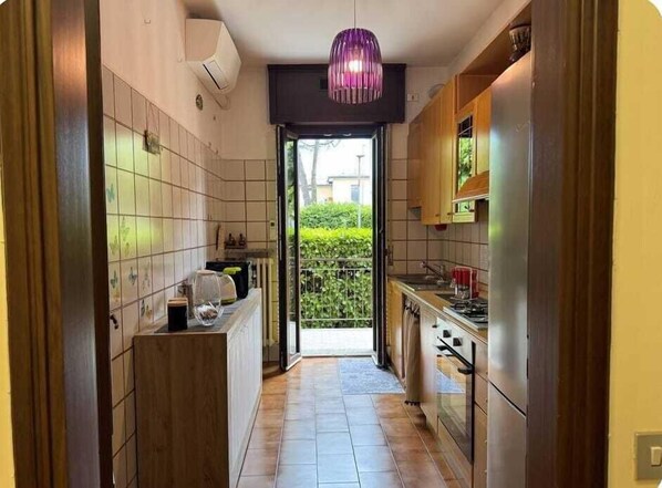 Kühlschrank, Mikrowelle, Ofen, Herdplatte