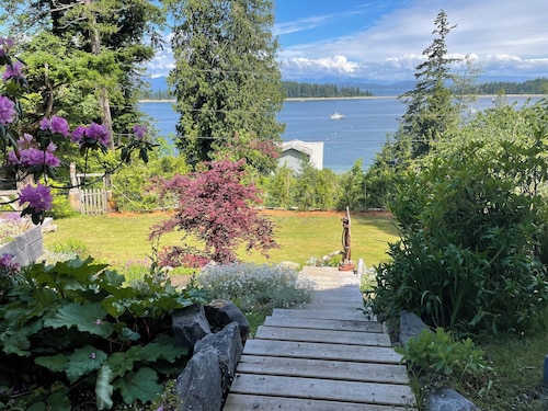 Ocean, mountain and harbour views. Family friendly house.