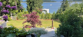 Ocean, mountain and harbour views. Family friendly house.