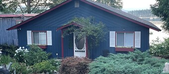 Ocean, mountain and harbour views. Family friendly house.