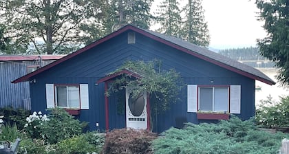 Ocean, mountain and harbour views. Family friendly house.