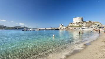 Una spiaggia nelle vicinanze